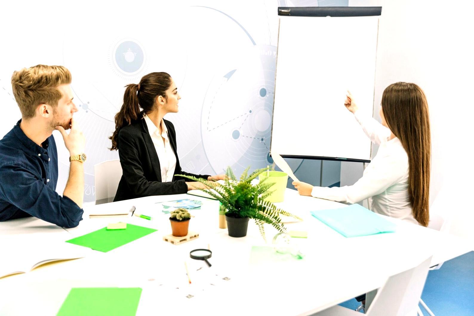 Equipo de trabajo analizando datos de comunicación empresarial